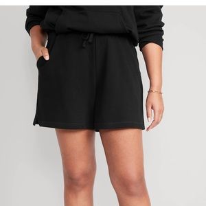 Old navy black drawstring lounge sweat shorts with pockets.   L